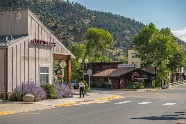 w idaho springs mężczyzna przechodzi przez centrum miasta obok sklepu turystycznego - west bank zdjęcia i obrazy z banku zdjęć