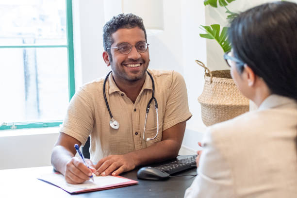 allegro medico maschio che incontra un paziente - australasia foto e immagini stock