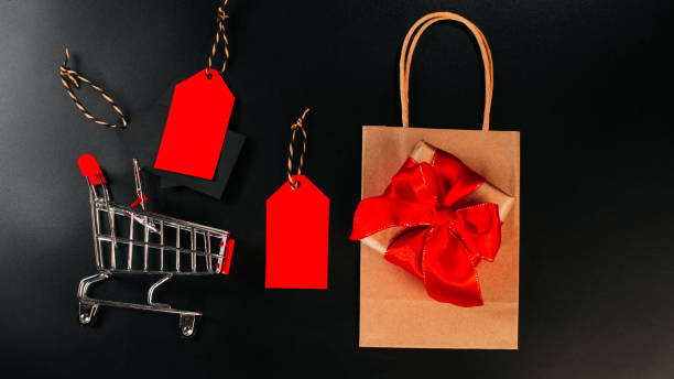 Black Friday shopping sale concept with red ticket Sale tag close up.Creative design. Copy space. Banner. Shop trolley at supermarket. Sale, discount, shopaholism concept. Consumer society trend.Black Friday Super Sale. diseño creativo. espacio de copia. estandarte. comprar carrito en el supermercado. concepto de venta, descuento, adicción a las compras. tendencia de la sociedad de consumo. black friday super sale.concepto de venta de compras black friday con etiqueta d