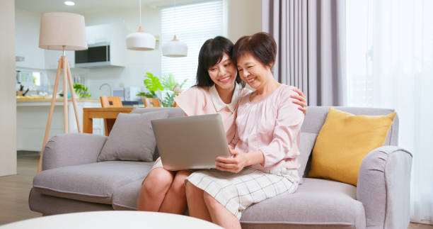 istock Daughter show laptop to mom 1389591478