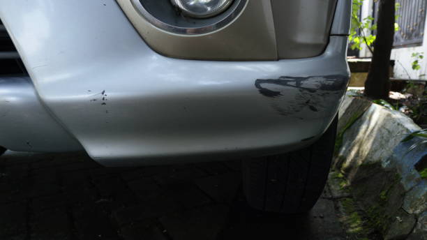 paraurti dell'auto che è stato graffiato dopo essere stato investito da un'altra auto - dented bumper car accident foto e immagini stock