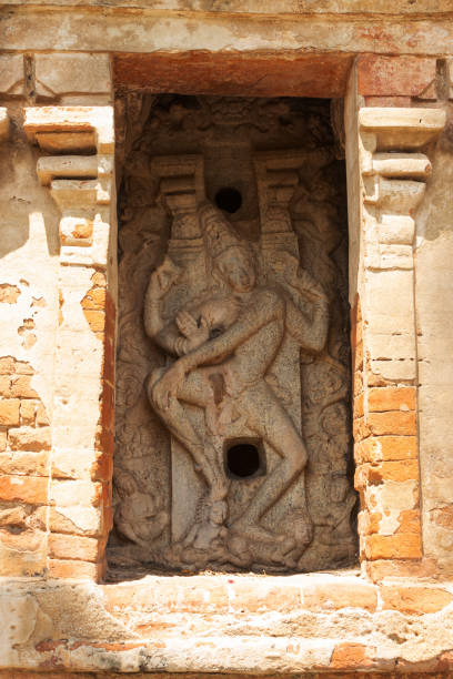 dançando nataraja pose de lord shiva, templo lakshmanlingeshwara, avani, kolar, karnataka, índia - shiva nataraja dancing indian culture - fotografias e filmes do acervo