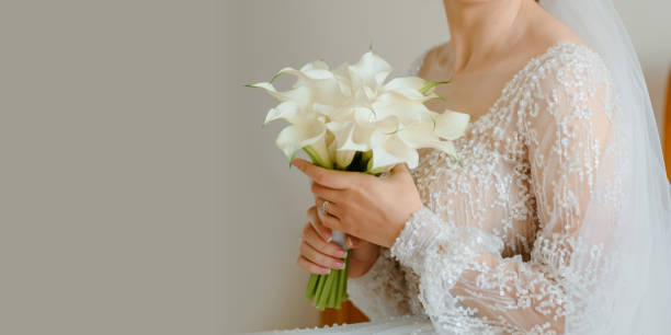 chiudi una sposa con in mano un bouquet di fiori di calla. - wedding dress bouquet wedding bride foto e immagini stock