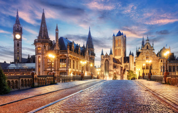 città storica del belgio gand al tramonto - ghent foto e immagini stock