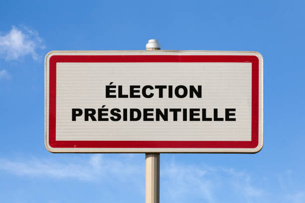 elecciones presidenciales - cartel de entrada a la ciudad francesa - france election presidential election french culture fotografías e imágenes de stock