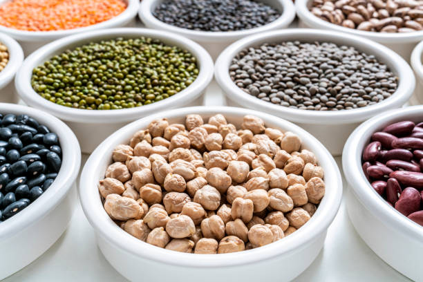 chickpeas dried legumes assorted in many bowls on white background - lentil full frame macro close up imagens e fotografias de stock