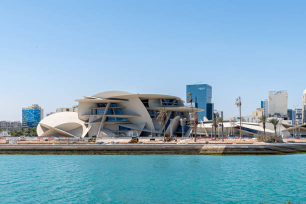 musée national du qatar vue depuis la corniche - desert rose photos et images de collection