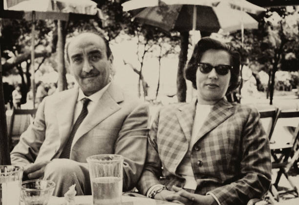 casal feliz em um café na calçada em 1952. - sepia image - fotografias e filmes do acervo