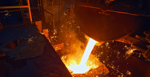 캐스팅에 용융 강철을 붓기 - scrap metal metal recycling aluminum 뉴스 사진 이미지