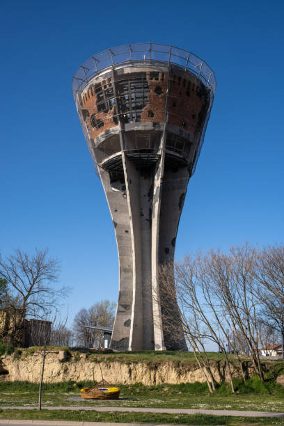 a torre d'água vukovar é o símbolo mais famoso do sofrimento da cidade e do país na batalha de vukovar e na guerra da independência. foco seletivo - 1991 - fotografias e filmes do acervo