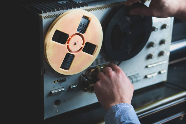 agente secreto spinnin la grabadora de cinta de carrete. oficial interviniendo en auriculares. kgb espiando conversaciones. concepto de guerra fría. - ukrainian culture audio fotografías e imágenes de stock