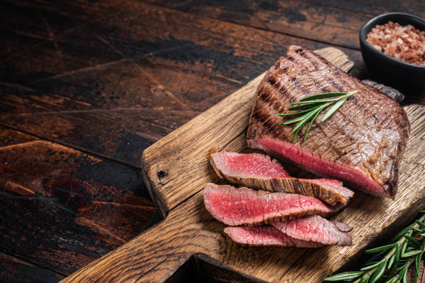 barbecue dry aged wagyu flank steak on a cutting board. wooden background. top view. copy space - flank steak imagens e fotografias de stock