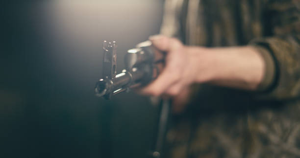 professional shooter aiming machine gun towards camera - gun handgun violence kidnapping imagens e fotografias de stock