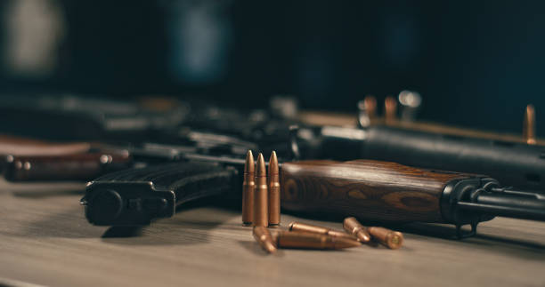 테이블에 기관총과 총알. 촬영 준비 완료 - bullet ammunition gun rifle 뉴스 사진 이미지