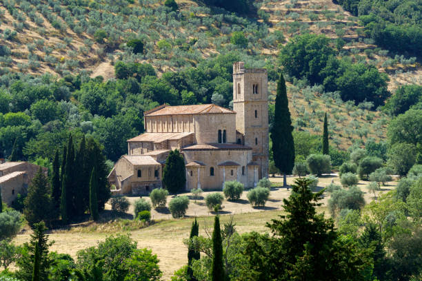iglesia medieval de sant antimo, toscana, italia - abbazia di santantimo fotografías e imágenes de stock
