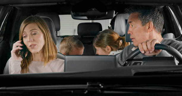 семья сидит в современном автомобиле - two parent family technology mobility men стоковые фото и изображения