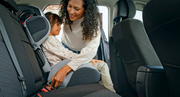 istock Mother fastening seat belt 1389670284