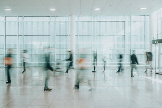 personas borrosas en movimiento - movimiento borroso fotografías e imágenes de stock
