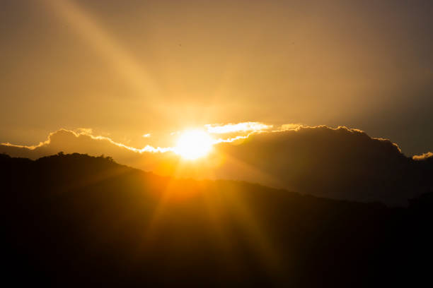 Stimmungsvoller Himmelshintergrund mit Sonnenaufgang – Foto