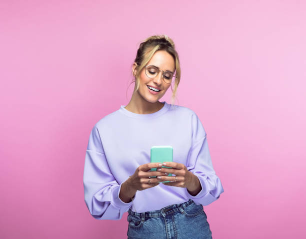 mujer feliz usando el teléfono inteligente - on the phone women beautiful beauty fotografías e imágenes de stock