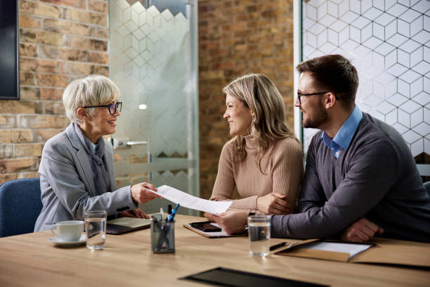 ¡aquí está el contrato para que lo mires! - insurance agent fotografías e imágenes de stock