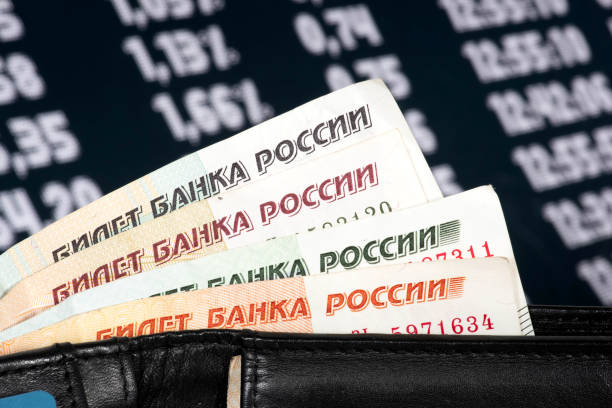 una borsa, banconote rubli russi e l'economia in russia - credit crunch wallet home finances credit card foto e immagini stock