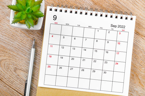 настольный календарь на сентябрь 2022 года с ручкой на деревянном столе. - calendar september personal organizer event стоковые фото и изображения