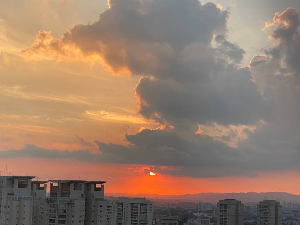 istock Quiet sunset in The Metropolis 1389694117