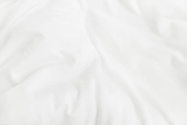 깨어나자 침실에서 구겨진 흰색 담요와 침구 시트의 질감. - 침대시트 뉴스 사진 이미지