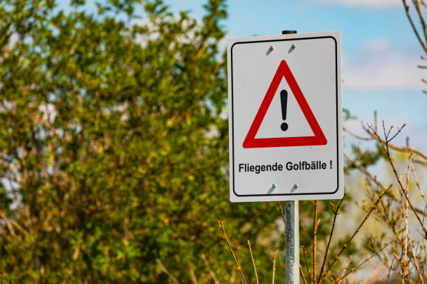 znak ostrzegawczy z niemieckim tekstem ostrzega latanie piłkami golfowymi - fliegende golfbälle - rules of golf zdjęcia i obrazy z banku zdjęć