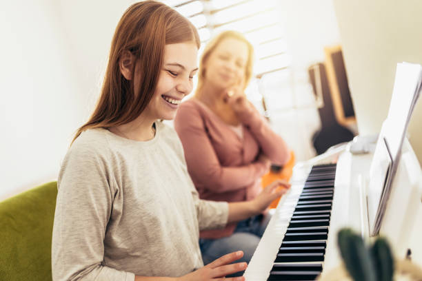 선생님과 함께 피아노 연주를 배우는 소녀 - piano practice 뉴스 사진 이미지