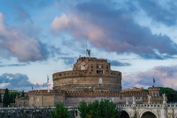 roma italia castel santangelo vista serale contro cielo con nuvole gonfie. - hadrians tomb foto e immagini stock