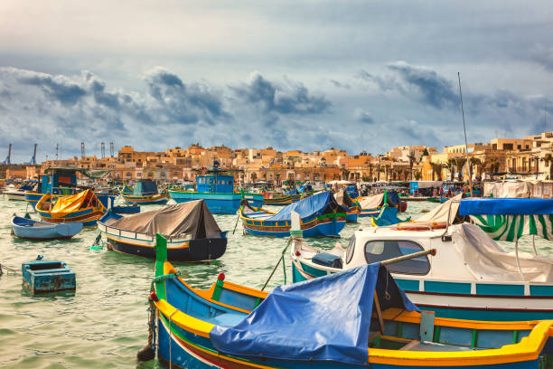 Porto de Marsaxlokk com barcos multicoloridos Malta - foto de acervo