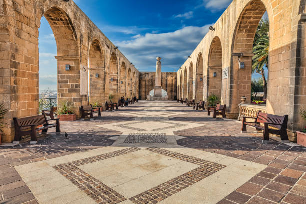 верхние сады баракка в валлетте на мальте - valetta стоковые фото и изображения