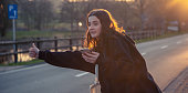 eine-junge-frau-die-bei-sonnenuntergang-auf-den-autotransport-wartet.jpg?b=1&s=170x170&k=20&c=5CA9LyncJ9WT4Z03fe2iWtARxL_wb74Ey3hvbb4pLrQ=