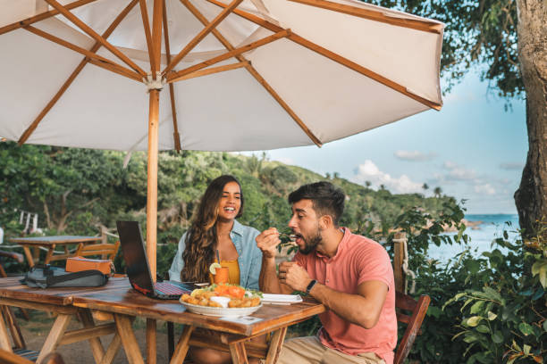 tourists eating in tropical restaurant - couple restaurant day south america imagens e fotografias de stock