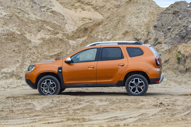 dacia duster en una arena - dacia fotografías e imágenes de stock