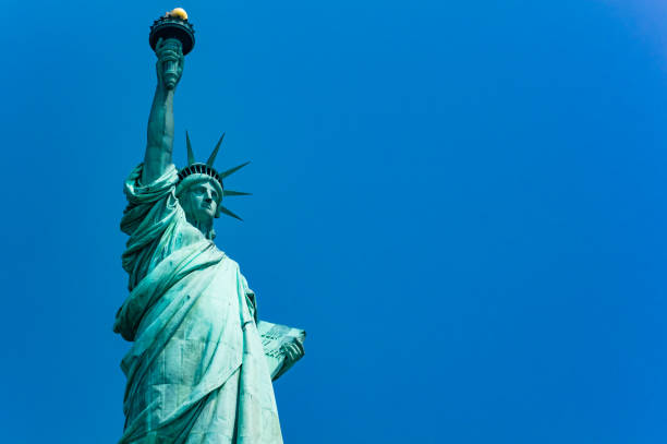 estátua da liberdade contra um céu azul claro em um dia de verão em nova york - statue of liberty fotos - fotografias e filmes do acervo