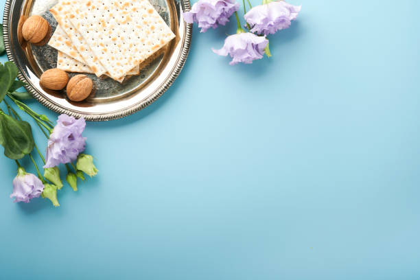 festa ebraica di pesach. concetto di celebrazione della pasqua. matzah, vino rosso kosher e noci. tradizionale rituale del pane ebraico su sfondo azzurro. cibo pasquale. - seder passover seder plate matzo foto e immagini stock