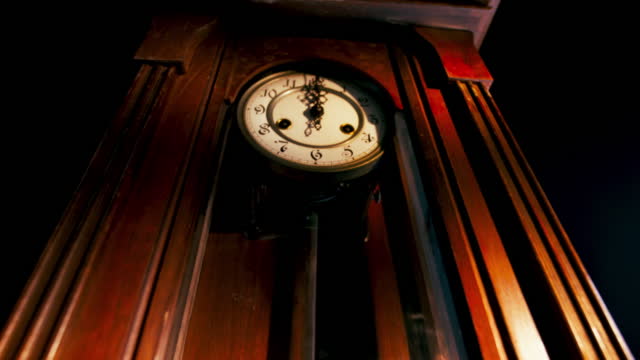 TU Up the pendulum clock