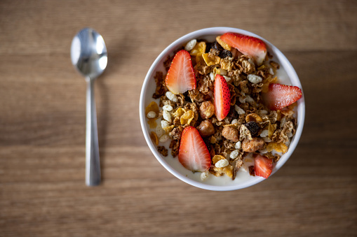 Close-up on a healthy bowl of parfait served on the table â breakfast concepts