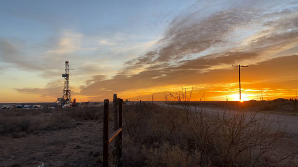 vue de drone de la plate-forme de fracturation de forage de pétrole ou de gaz pendant que le soleil se lève au nouveau-mexique - oil industry industry new mexico oil drill photos et images de collection