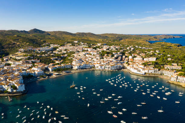 vue aérienne du littoral de cadaques en été, catalogne, espagne - cadaques photos et images de collection