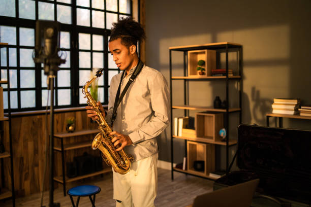 saksofonista ćwiczący w studiu - saxophonist zdjęcia i obrazy z banku zdjęć