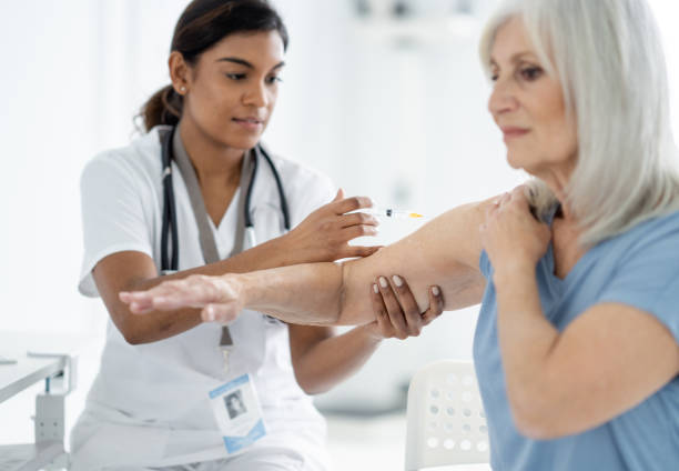 istock Senior Receiving a Vaccine 1389750418