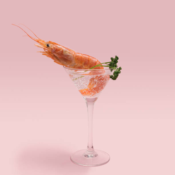 conceito de coquetel mínimo do oceano. copo de martini com camarão rosa adorável em bebida brilhante enfeitado com salsa orgânica fresca - shrimp cocktail - fotografias e filmes do acervo