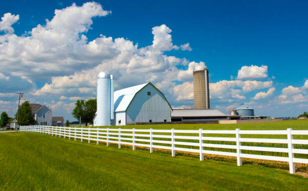 grange-white barn-farm avec white fence-western ohio - farm fence photos et images de collection