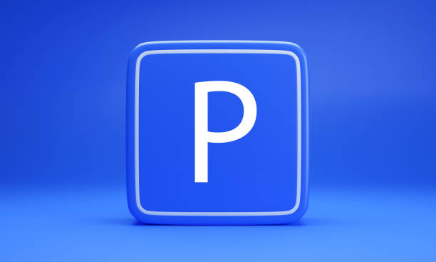 blaues quadratisches parkschild mit weißem großbuchstaben p - parking lot parking sign sign letter p stock-fotos und bilder