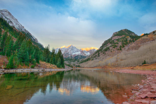 istock Mountain-Maroon Bells with alpine lake-Aspen Colorado 1389764584