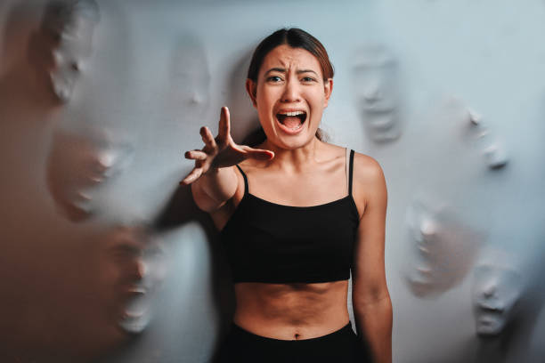 aufnahme einer jungen frau, die vor einem gruseligen hintergrund an einer psychischen erkrankung leidet - spooky shouting fear screaming stock-fotos und bilder